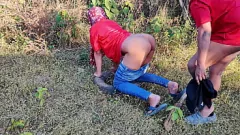 Reproducir Nena latina se follan bruscamente en el bosque