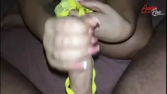 Reproduzir A madrasta loira gordinha implora por esperma na calcinha em vídeo em casa quente