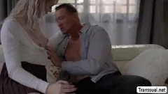 Jouer Super chaud TS Lianna Lawson battant le cul de son camarade de classe