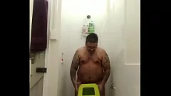 Reproduzir Vaibhav's banheiro Dick Show: Cumming Hard with Handjob e Tattoos