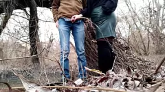 Reproducir MILF con curvas en falda de cuero chupa la polla al aire libre después de la orina pública