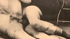 Odtwórz Dwa stulecia klasycznego lesbijskiego porno: owłosiona trójkąt retro rozkosz