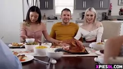 Abspielen Das Abendessen der Stiefschwestern endet in einem heißen Dreier mit Creampie