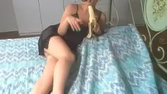 播放 娇小的瘦小珍妮弗的凌乱的香蕉口交