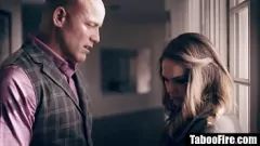 播放 在抓住青少年继女剥离后粗糙的继父三人组