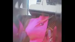 Играть Прими свои запретные желания: чернокожая крошка с игрушками на публике