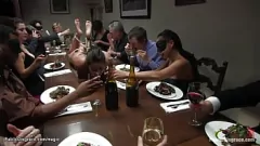 Putar Putri Donna dan Charley Chase Mendominasi Pesta Publik dengan Gangbang Kasar