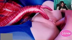 Reproducir La ardiente reacción de Lizren ante una estrella porno amateur chilena culona