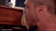 Putar Femdom Dominan dalam Korset Secara Kasar Mematok Budak Penurutnya dengan Strapon