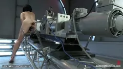 Reproduzir A pequena Veruca James é fodida por máquinas enormes em uma intensa sessão anal e solo com consolos e vibradores