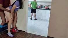 Odtwórz Co za nierządnica jest mężatką mojego mistrza, ona ssie moje zaklęcie gumowe on jest kucharzem i nie może nas zobaczyć, chciał być wędrowcem, a jego zamężna kobieta to naprawdę bogaci ludzie, chciałbym go rozwalić