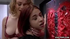 Abspielen Kostbare Intimkleidung umhüllte Tribades, die Spaß mit einem Spielzeug haben - Yukki Amey und Sarah Isoptinthe
