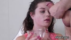 Afspelen Toyy nymfomane werd naar buiten gebracht in asiel met opening voor irritante therapie