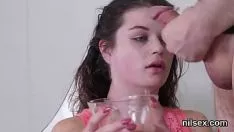 Afspelen Toyy nymfomane werd naar buiten gebracht in asiel met opening voor irritante therapie