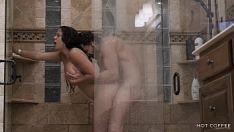 Jouer Il combattant de rue, il prendrait une douche d'habitué mais je l'ai baisé et je l'ai réussi à jouir de l'intérieur de moi