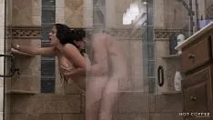 Jouer Il combattant de rue, il prendrait une douche d'habitué mais je l'ai baisé et je l'ai réussi à jouir de l'intérieur de moi