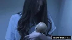 চালান কৈশোরের বিশ্বস্ততা এলেনা কোশকা জোর করে তীব্রভাবে শশায়