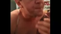 تشغيل الحالة الاجتماعية هنا من تسجيل فيديو موهوب سيريلو تمتص فيه شهي